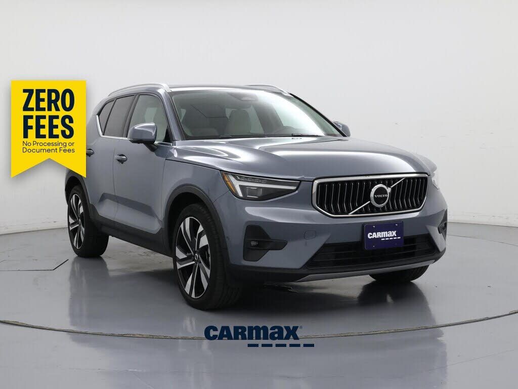2023 VOLVO XC40