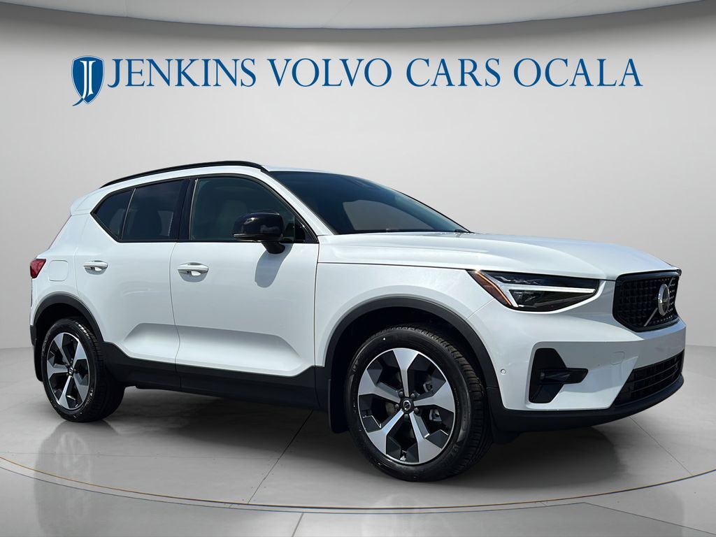 2026 VOLVO XC40