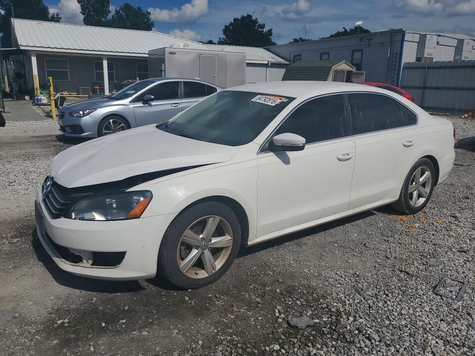 2013 VOLKSWAGEN Passat
