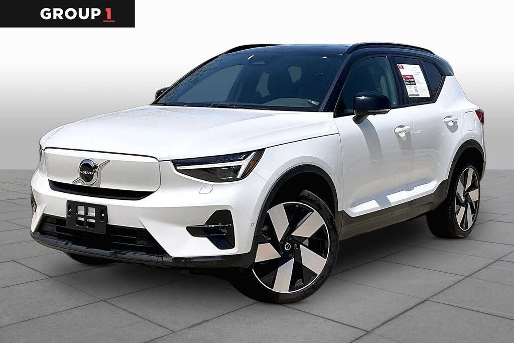 2023 VOLVO XC40