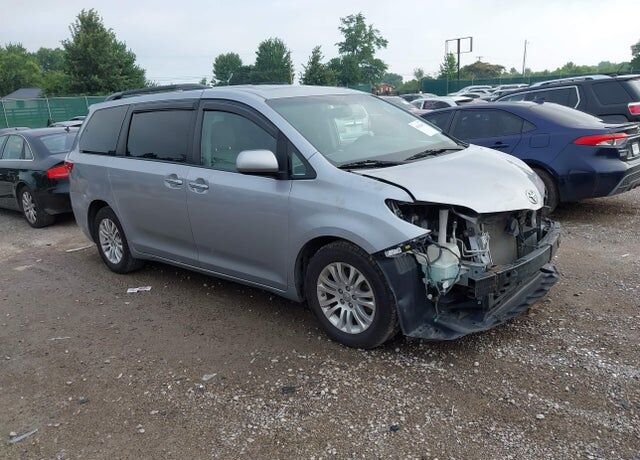 2017 TOYOTA Sienna