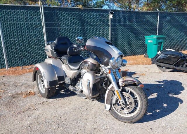 2018 HARLEY DAVIDSON FLHTCUTG / Tri Glide Ultra