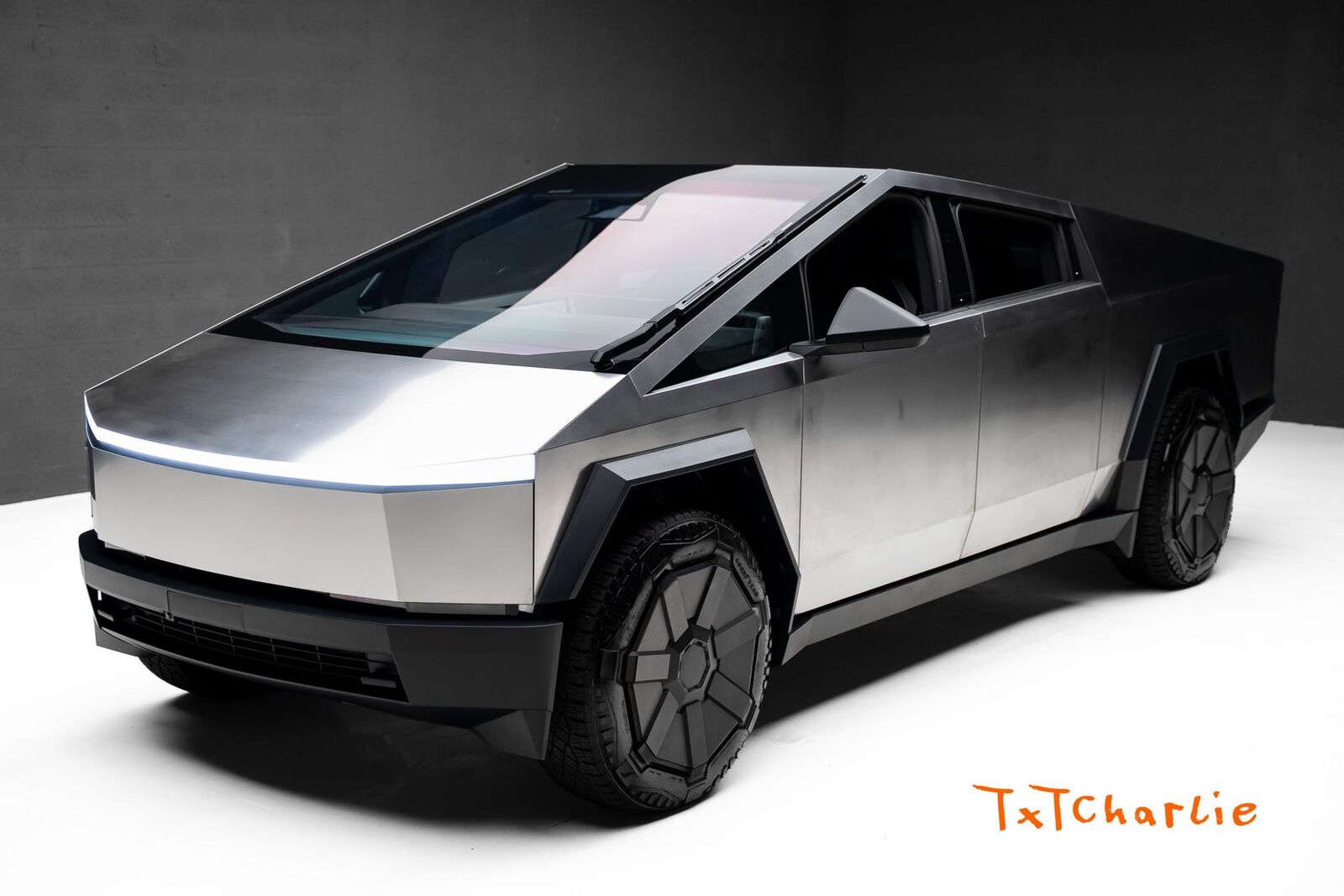 2025 TESLA Cybertruck