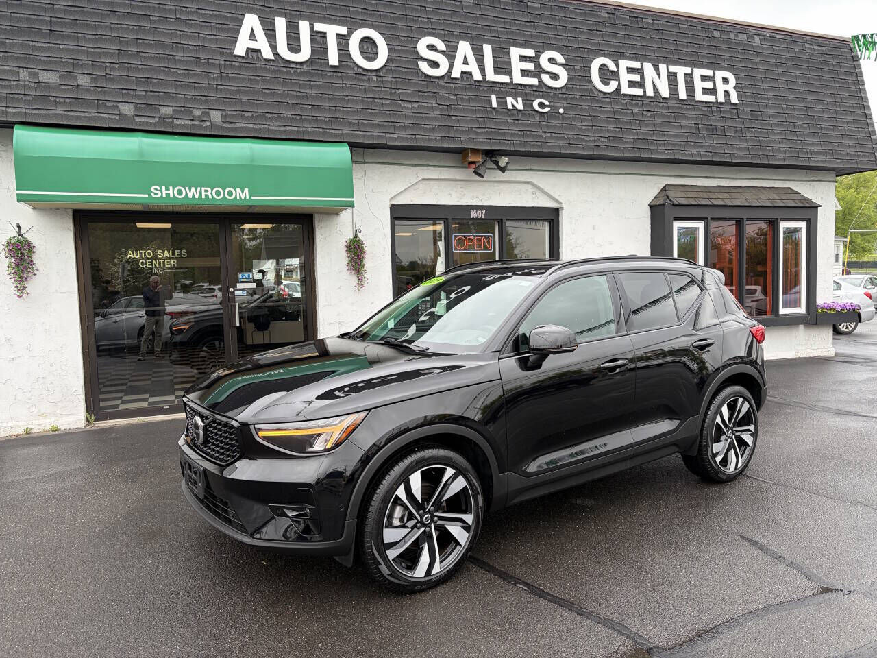 2025 VOLVO XC40