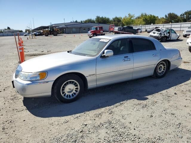 2002 LINCOLN Town Car