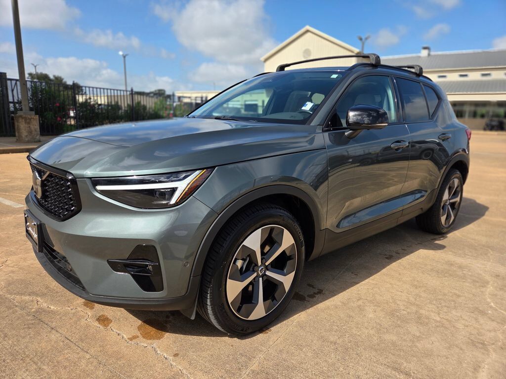 2026 VOLVO XC40