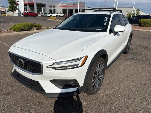 2023 VOLVO V60CC