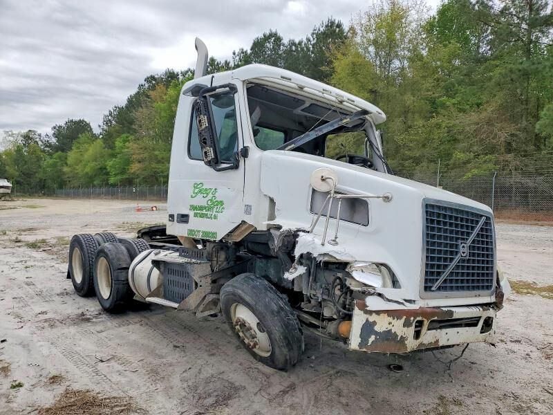 2010 VOLVO TRUCK VNM
