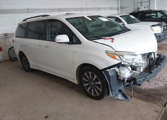 2019 TOYOTA Sienna