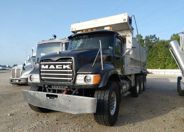 2005 MACK CV