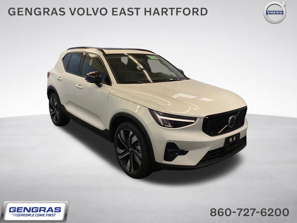 2026 VOLVO XC40