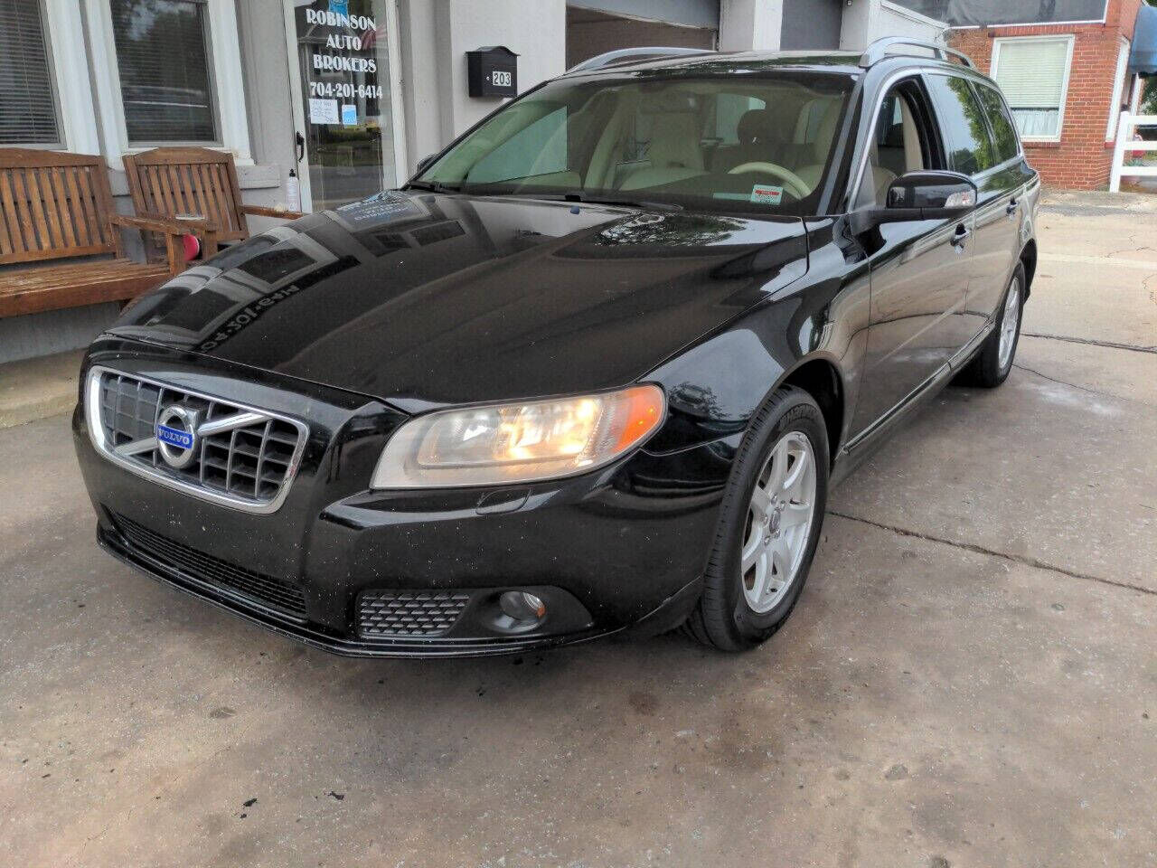 2010 VOLVO V70