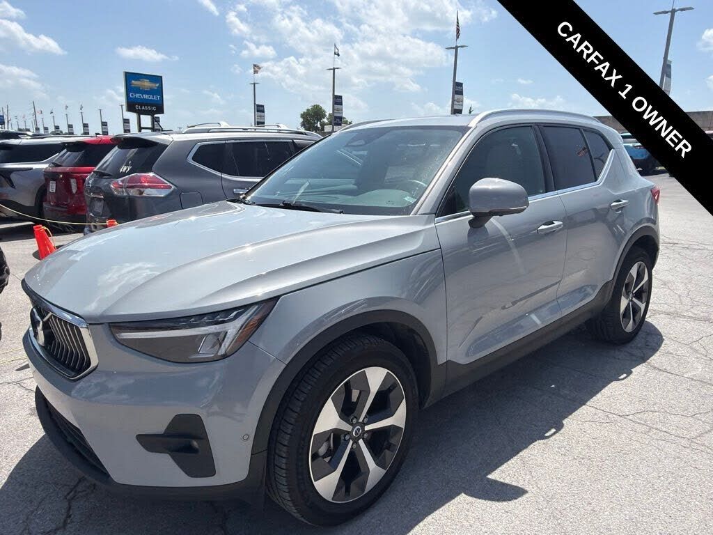 2024 VOLVO XC40