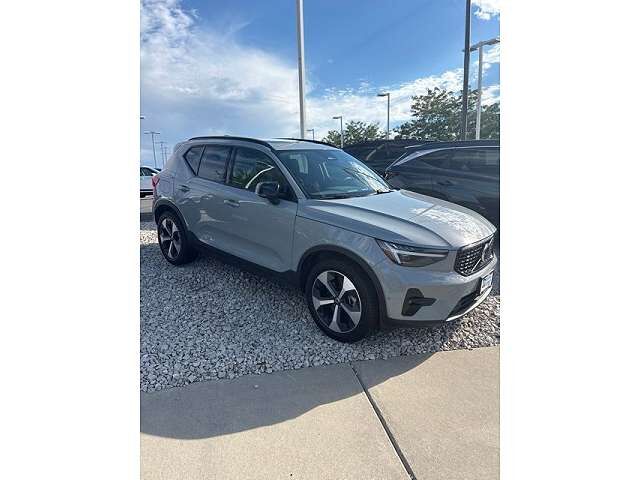 2026 VOLVO XC40