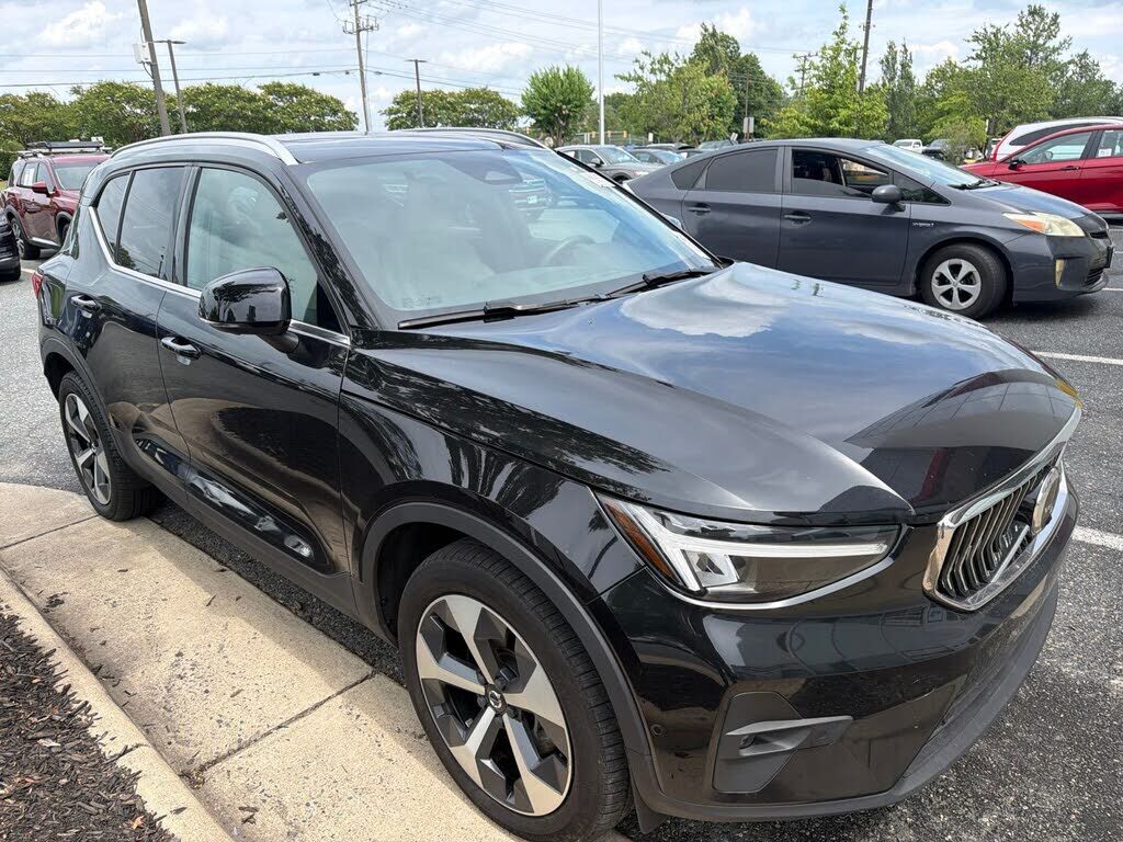 2023 VOLVO XC40