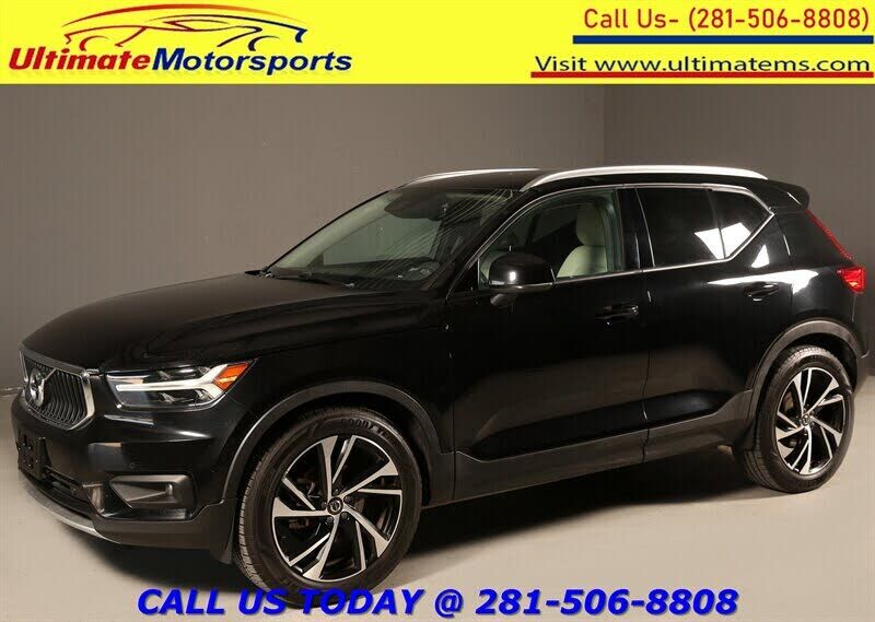 2022 VOLVO XC40