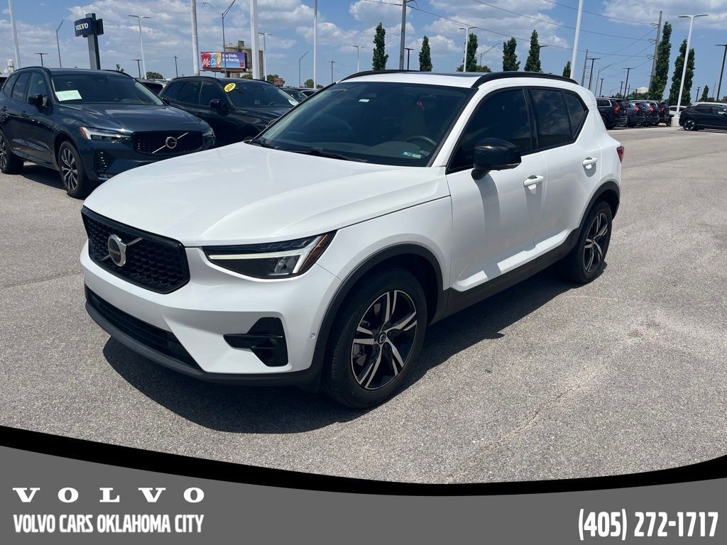 2023 VOLVO XC40