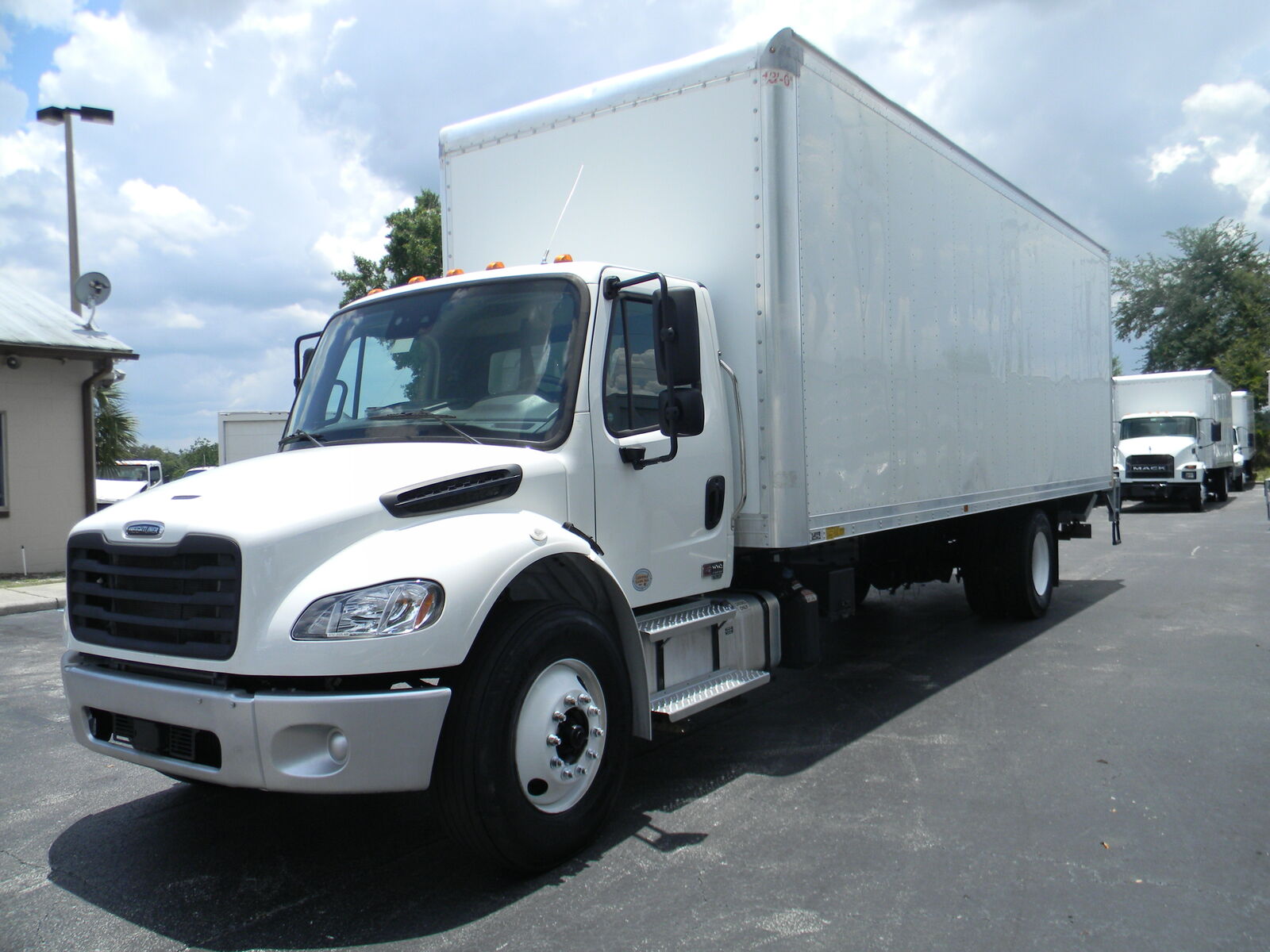 2025 FREIGHTLINER M2