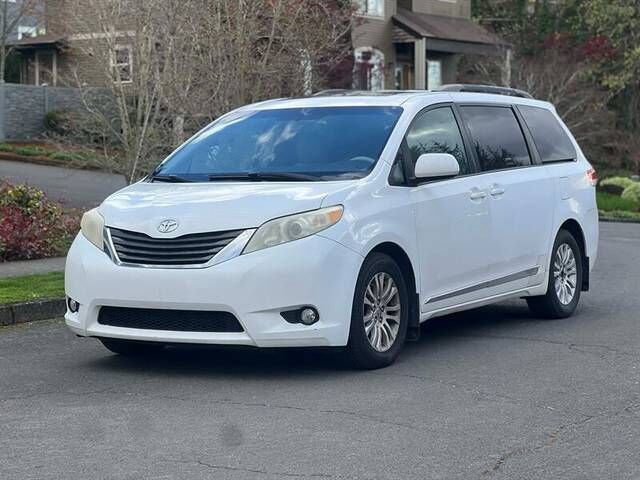 2011 TOYOTA Sienna
