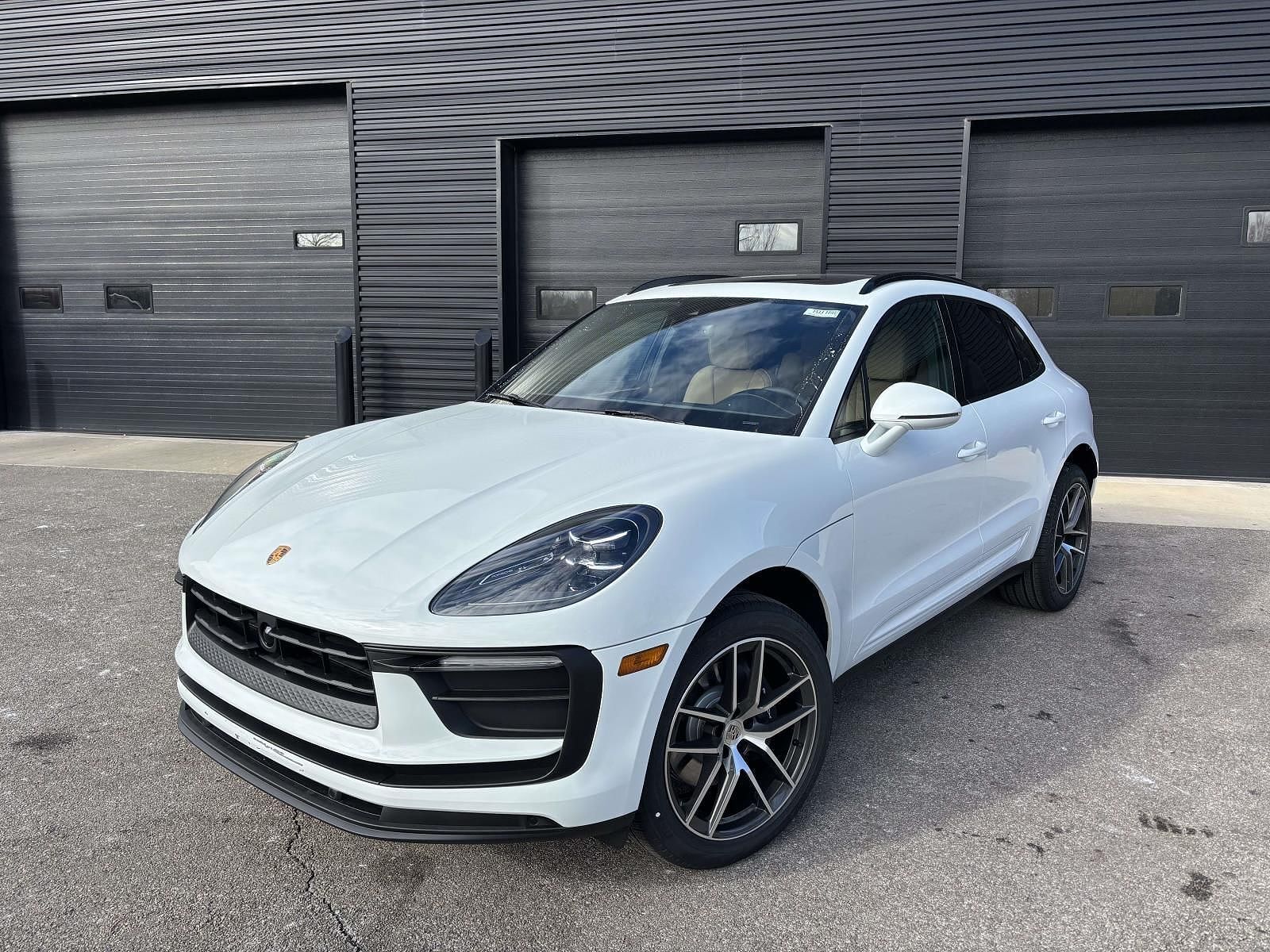2026 PORSCHE Macan