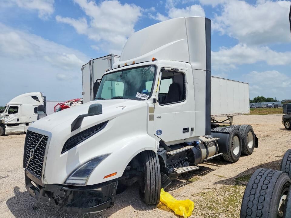 2022 VOLVO TRUCK VNL