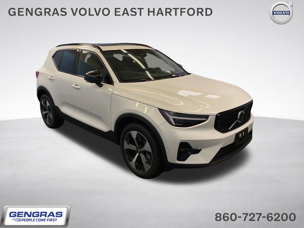 2026 VOLVO XC40
