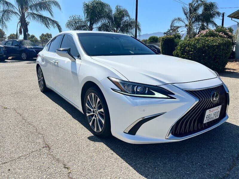 2019 LEXUS ES