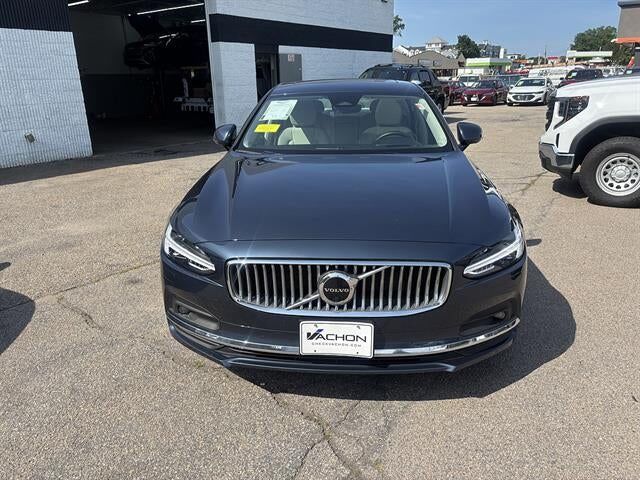 2022 VOLVO S90