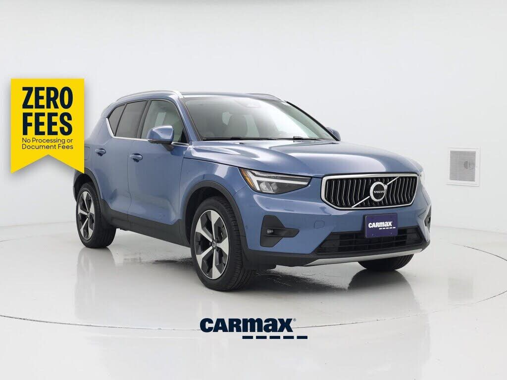 2023 VOLVO XC40