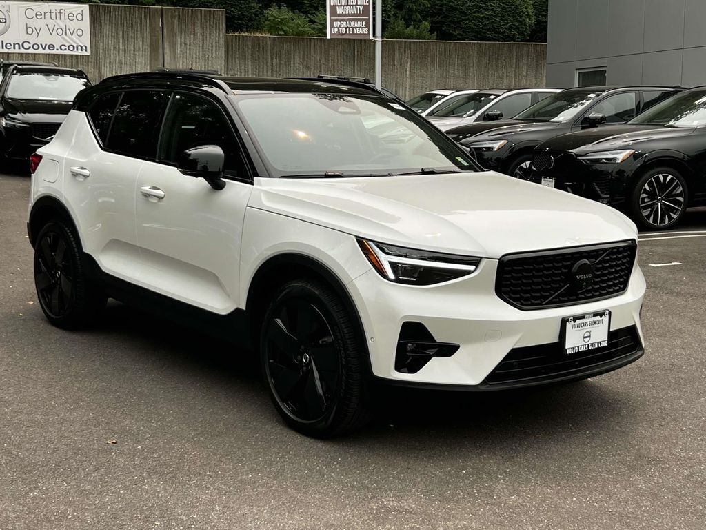 2026 VOLVO XC40
