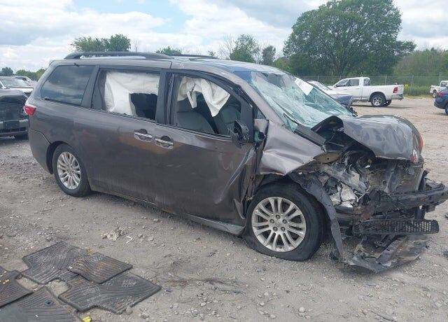 2015 TOYOTA Sienna