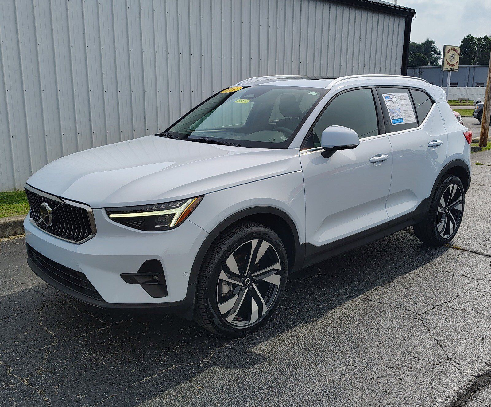2024 VOLVO XC40