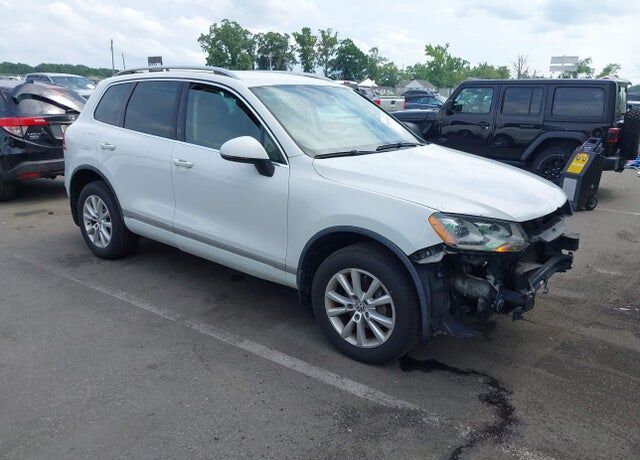 2013 VOLKSWAGEN Touareg