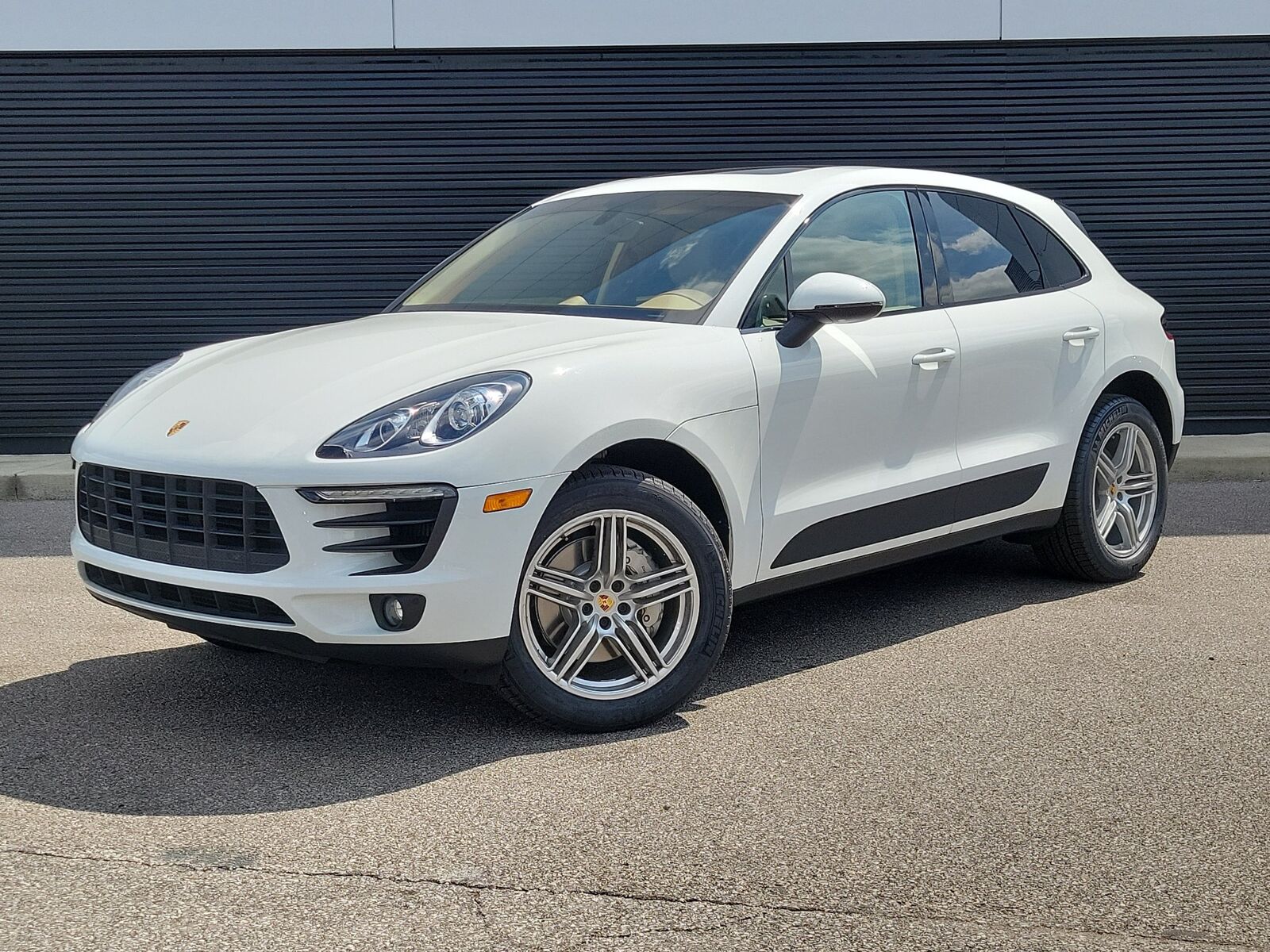 2016 PORSCHE Macan