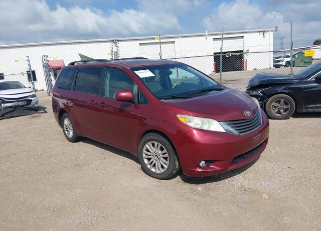 2014 TOYOTA Sienna