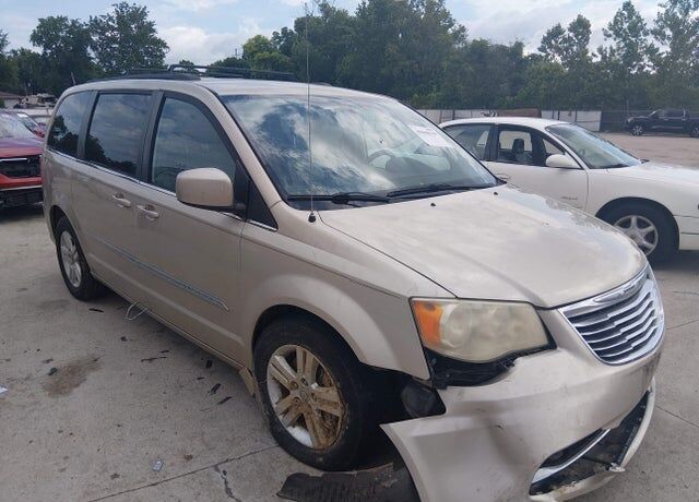 2013 CHRYSLER Town and Country