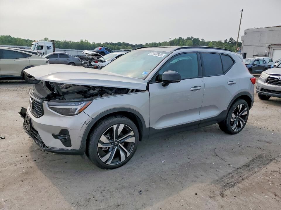 2023 VOLVO XC40