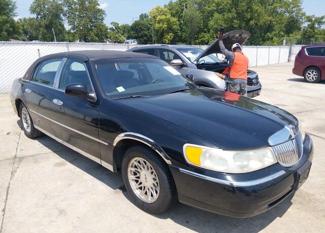 1998 LINCOLN Town Car
