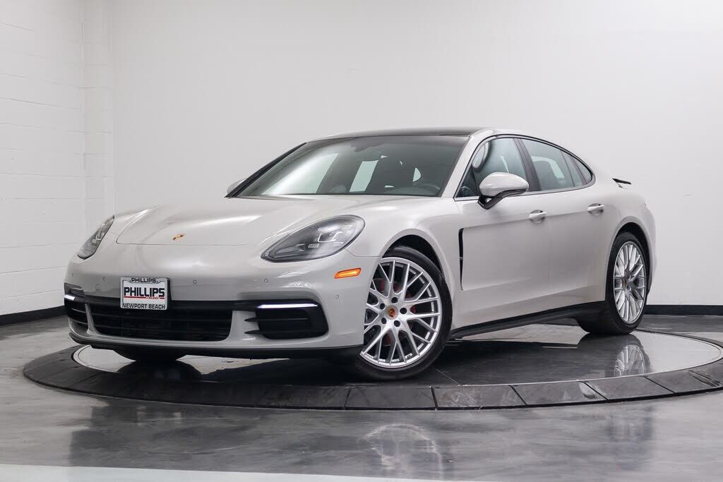 2018 PORSCHE Panamera