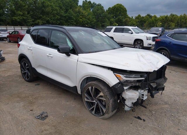 2021 VOLVO XC40