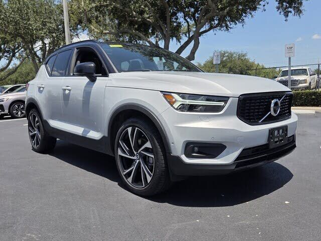 2021 VOLVO XC40