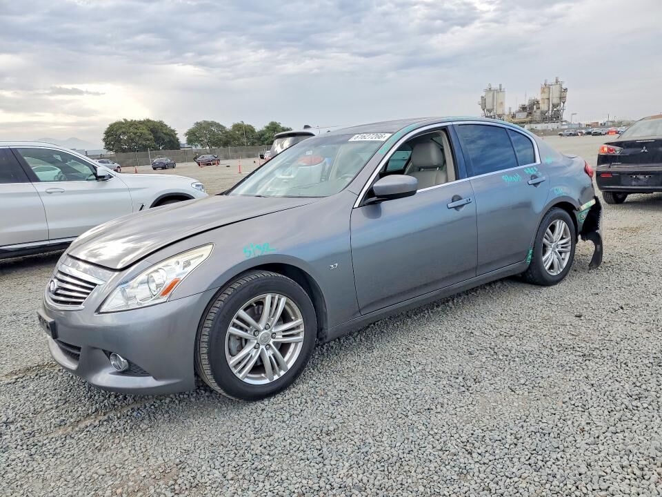 2015 INFINITI Q40