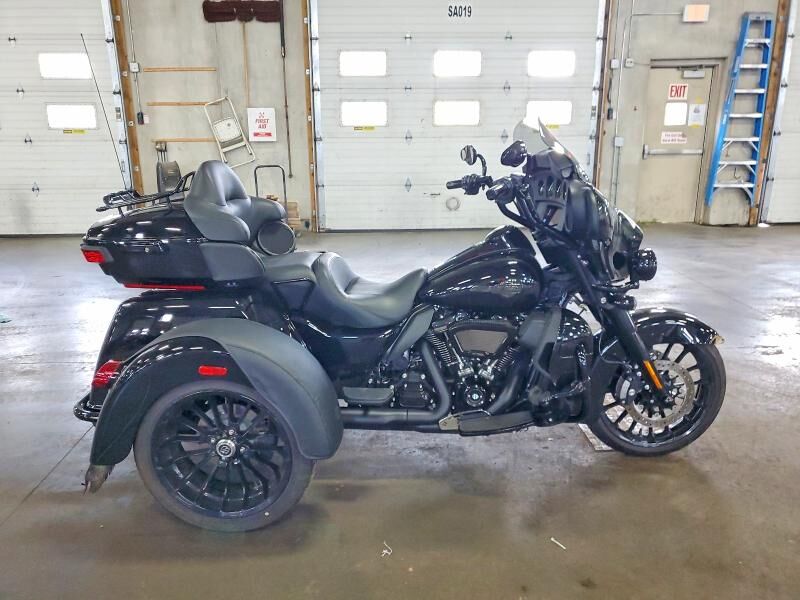 2025 HARLEY DAVIDSON FLHTCUTG / Tri Glide Ultra