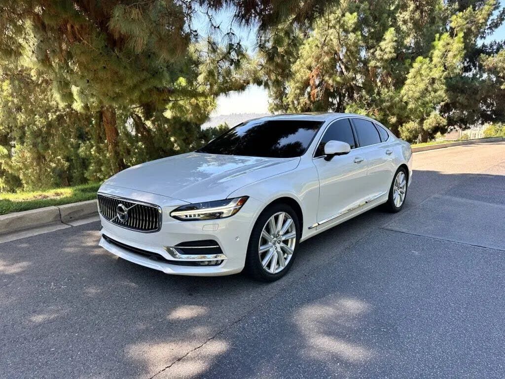 2017 VOLVO S90