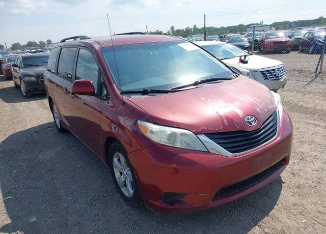 2011 TOYOTA Sienna