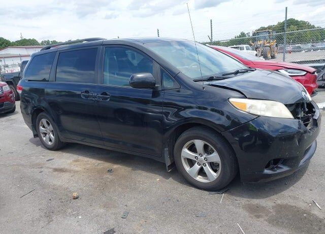 2011 TOYOTA Sienna