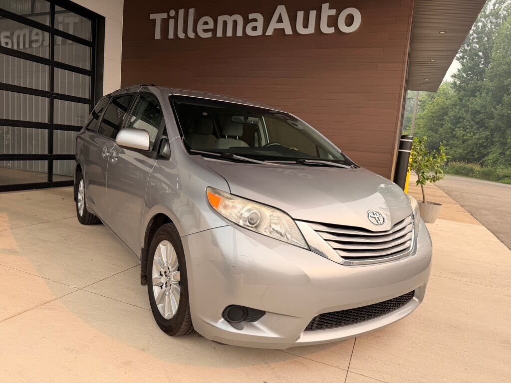 2017 TOYOTA Sienna