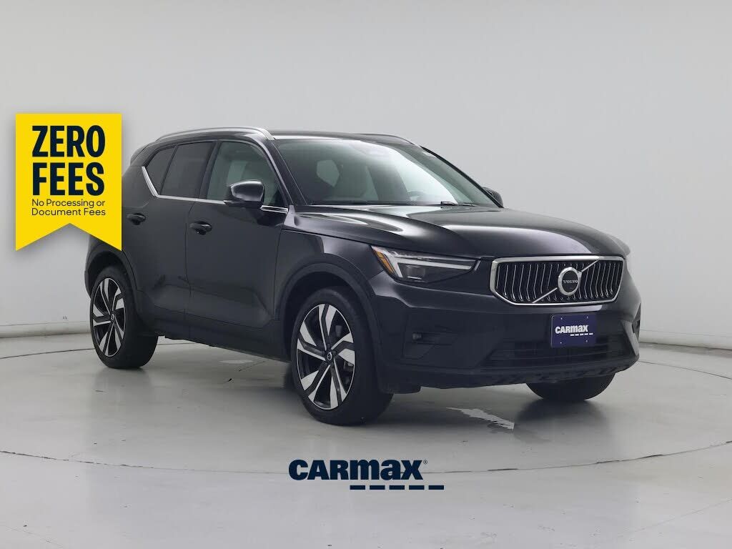 2023 VOLVO XC40