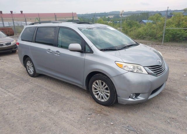 2011 TOYOTA Sienna