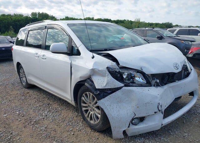 2013 TOYOTA Sienna